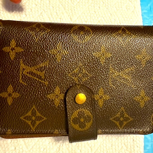 Used LV compact wallet
Authentic
Used but still lots of life in it - Picture 1 of 11